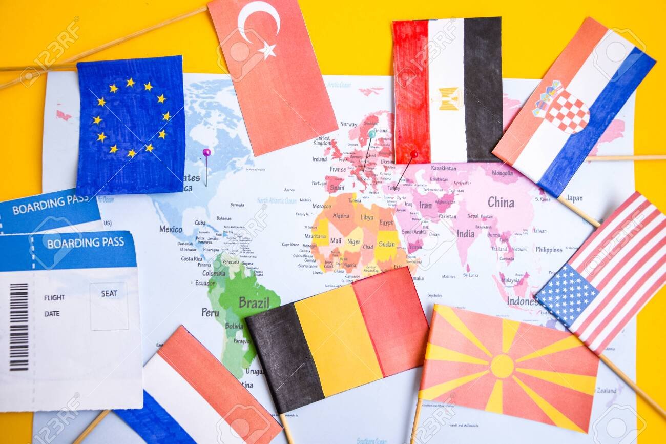 mundo con tarjetas de viaje sobre el