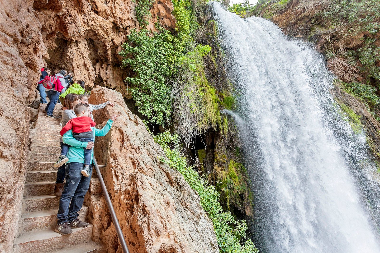 naturaleza y cascadas en el monasterio de piedra