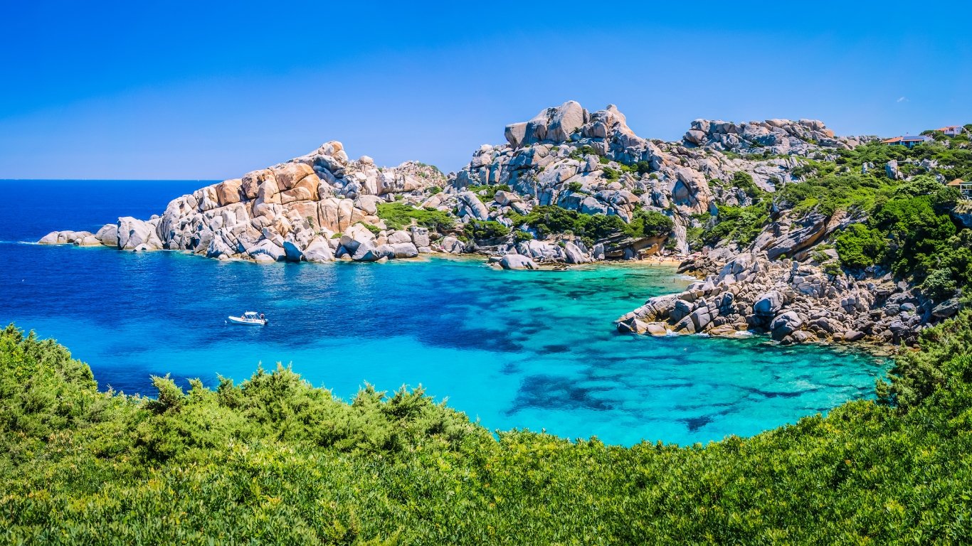 paisaje costero de cerdena en verano