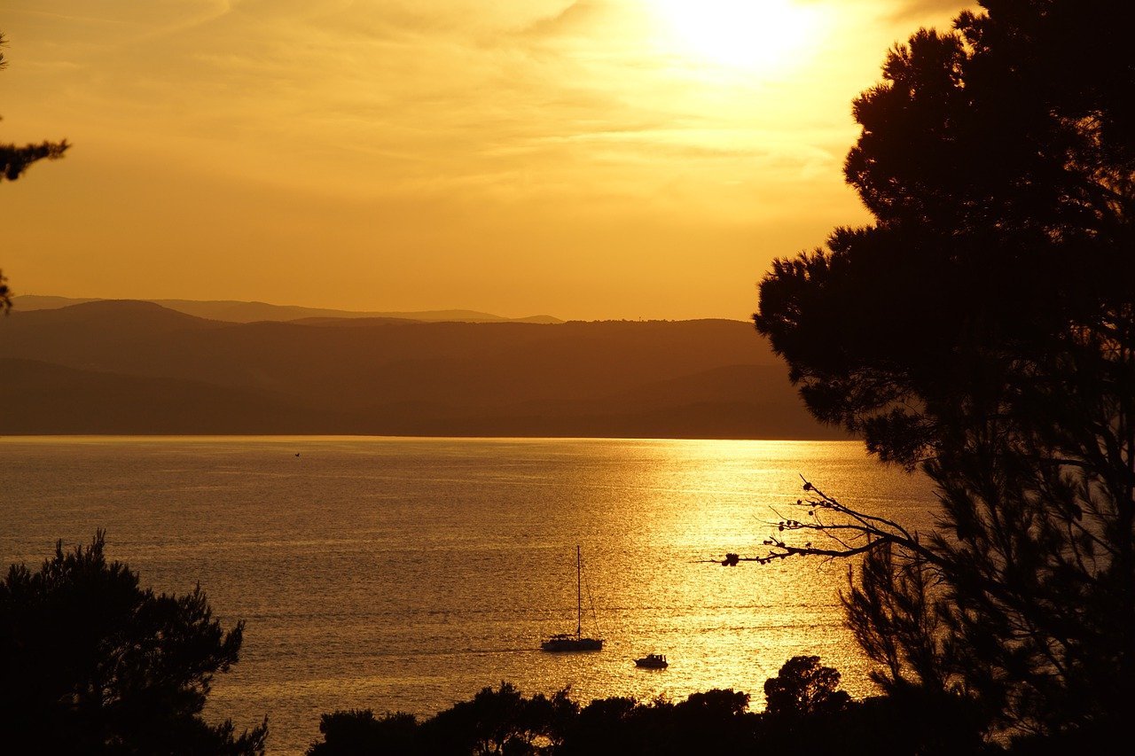 paisaje costero de croacia al atardecer