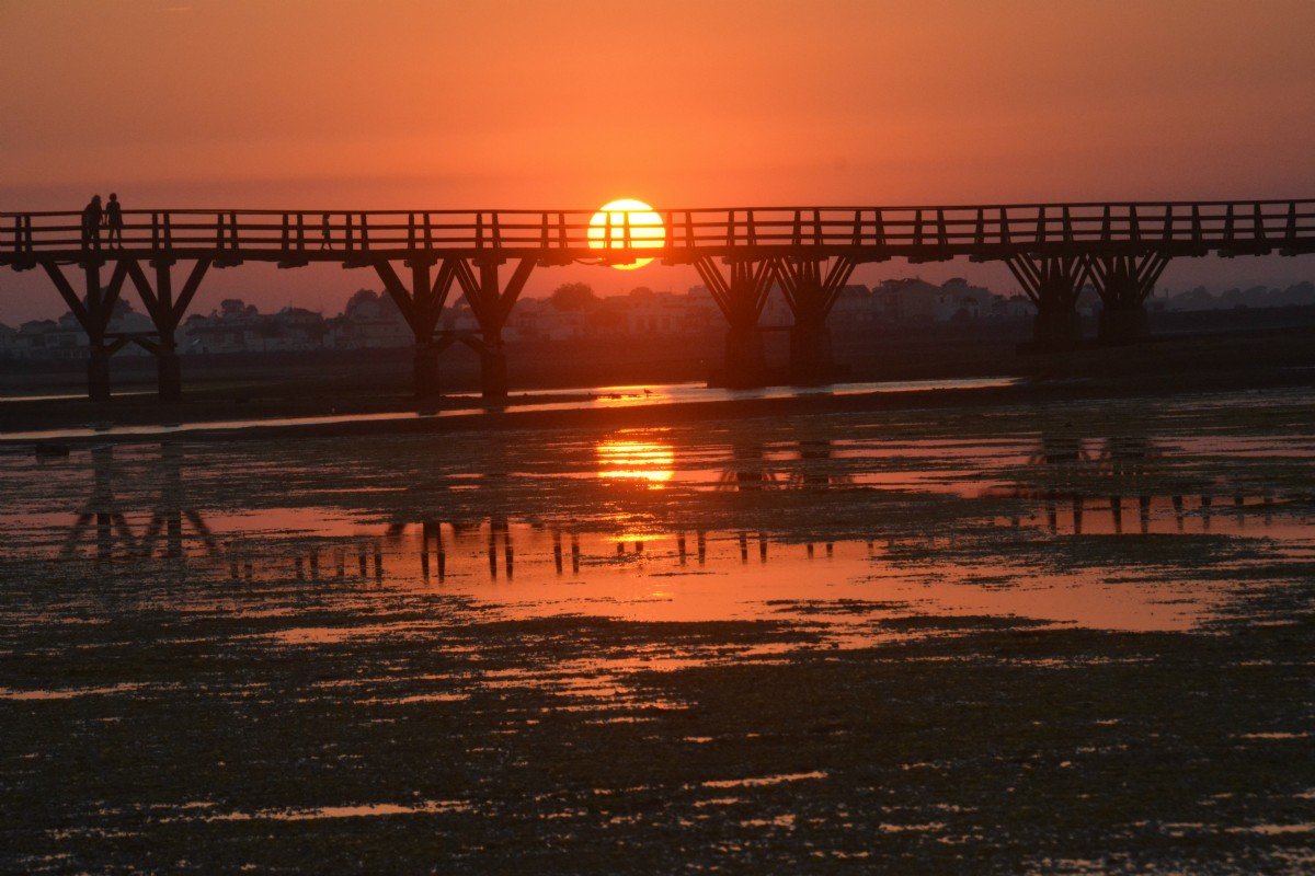 paisaje costero de isla cristina al atardecer