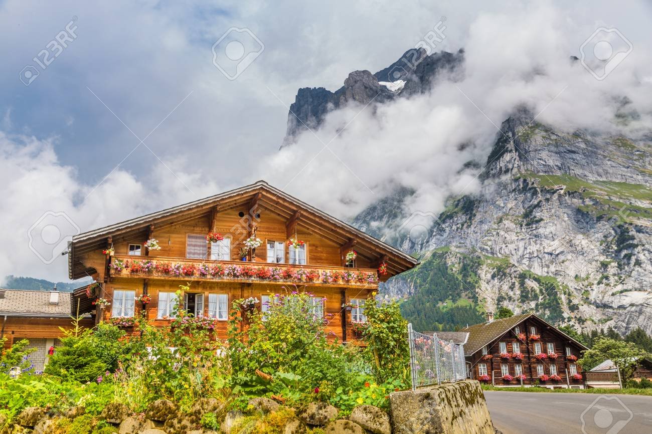 paisaje montanoso con casas rurales