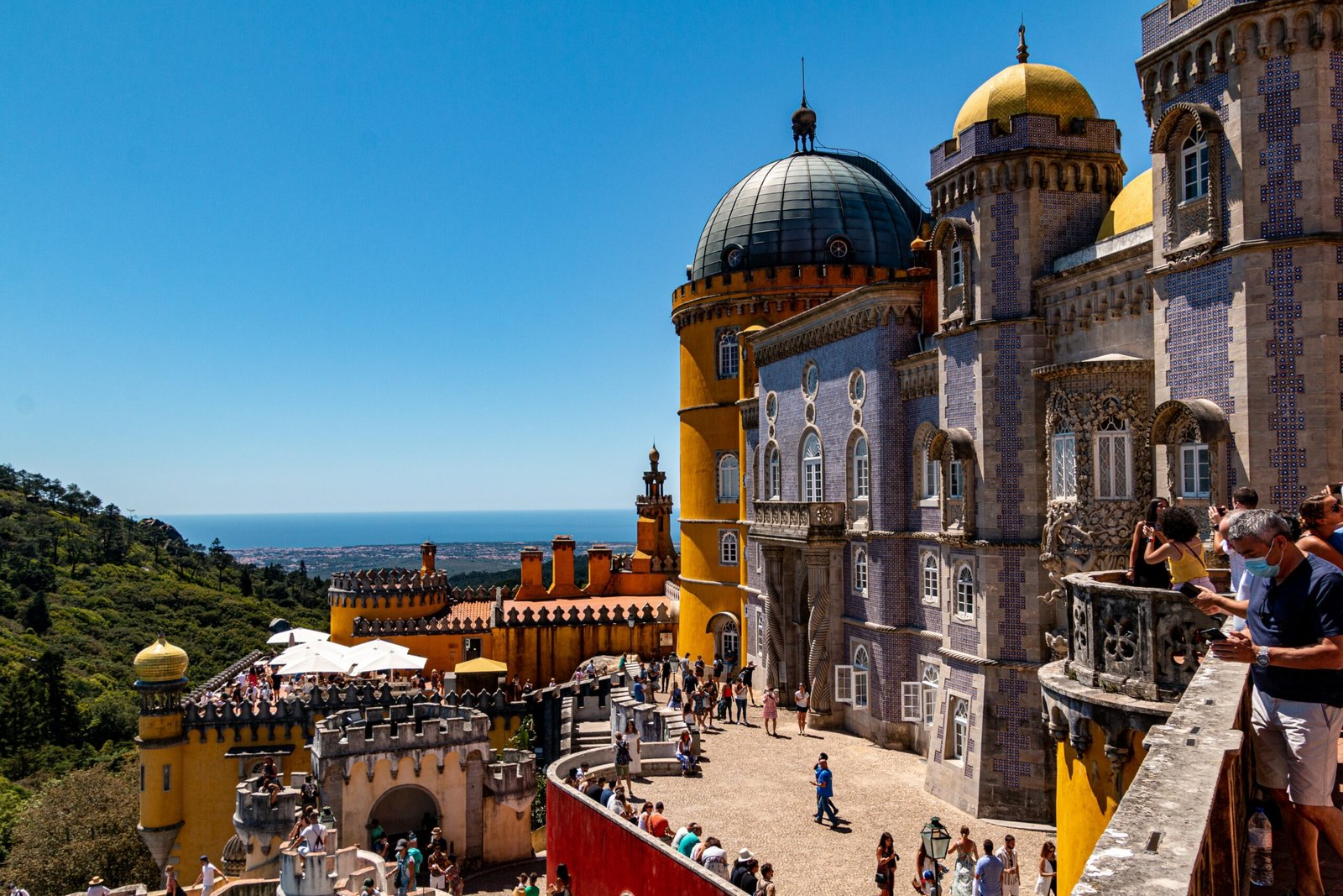 palacio da pena en sintra con turistas