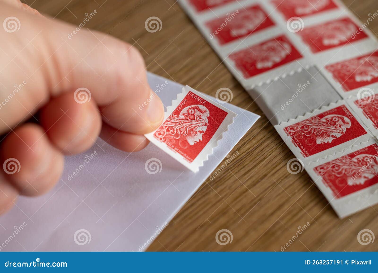 paquete con sello de correos en mano