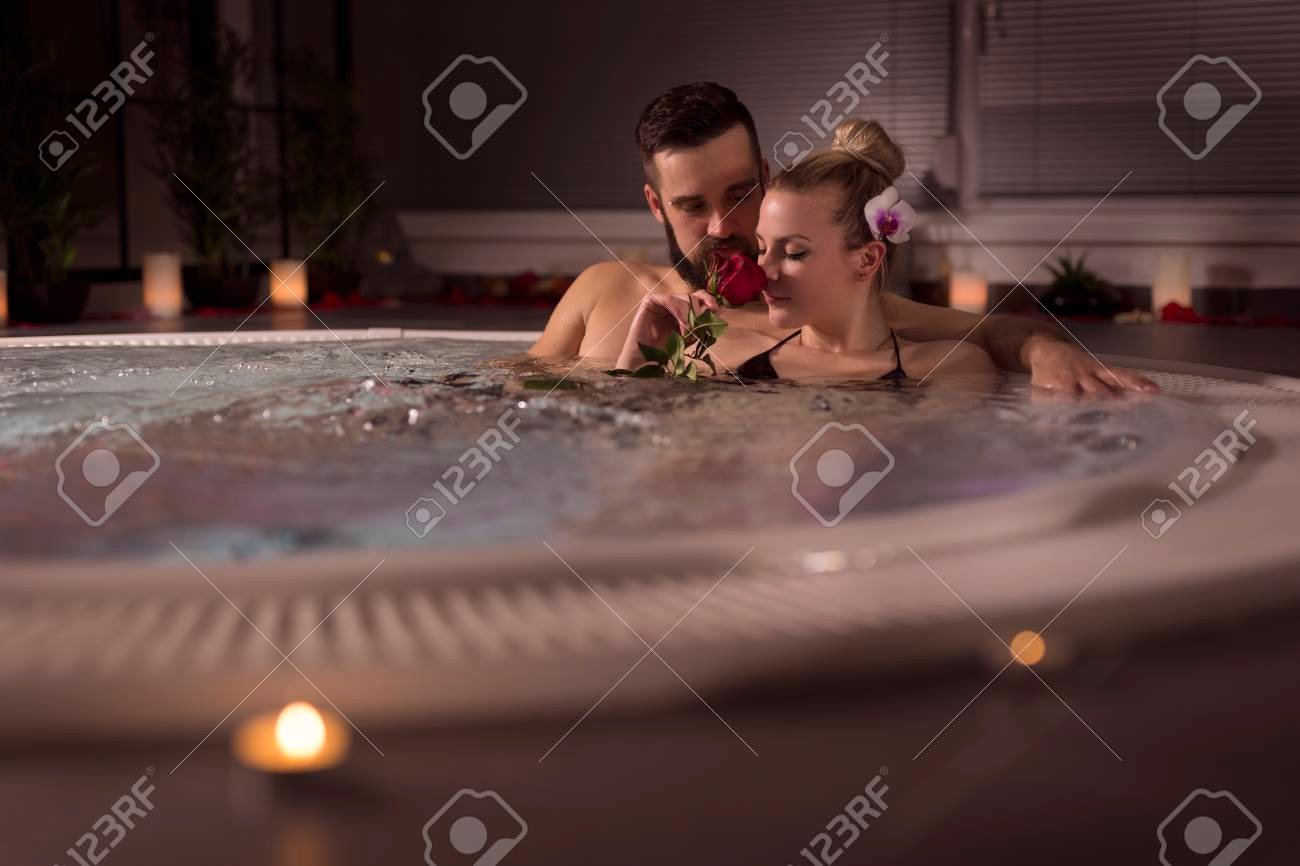 pareja disfrutando de un spa romantico