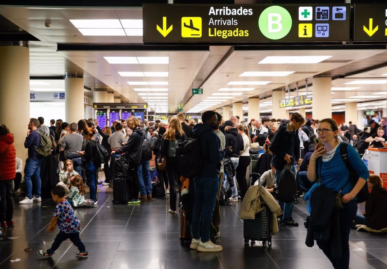 pasajero cancelando un vuelo en el aeropuerto