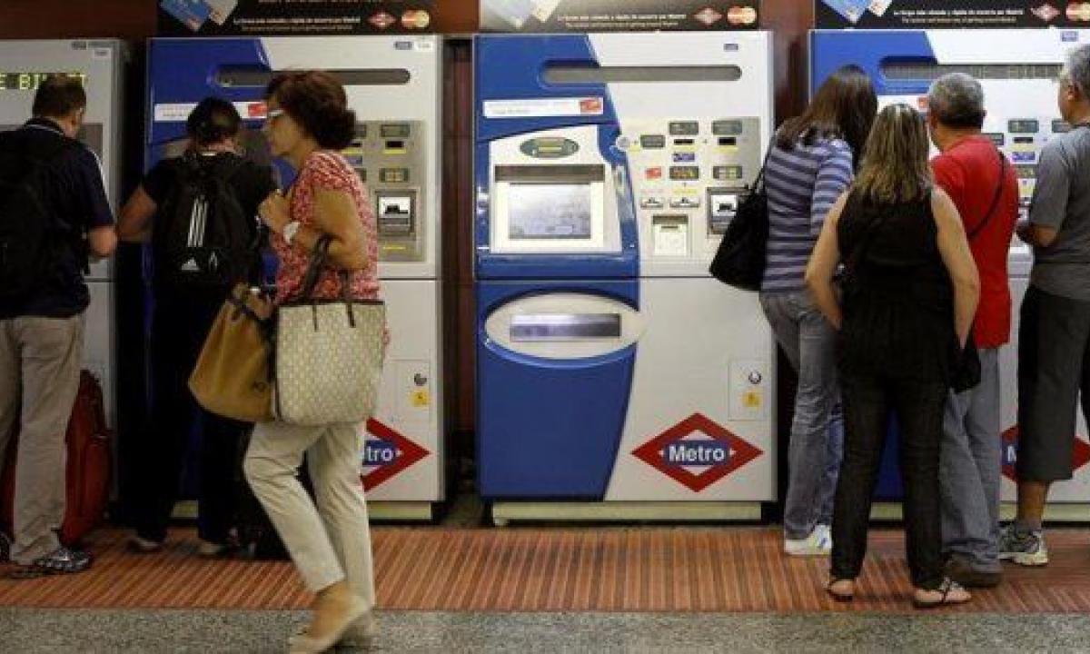pasajeros comprando billetes en taquilla