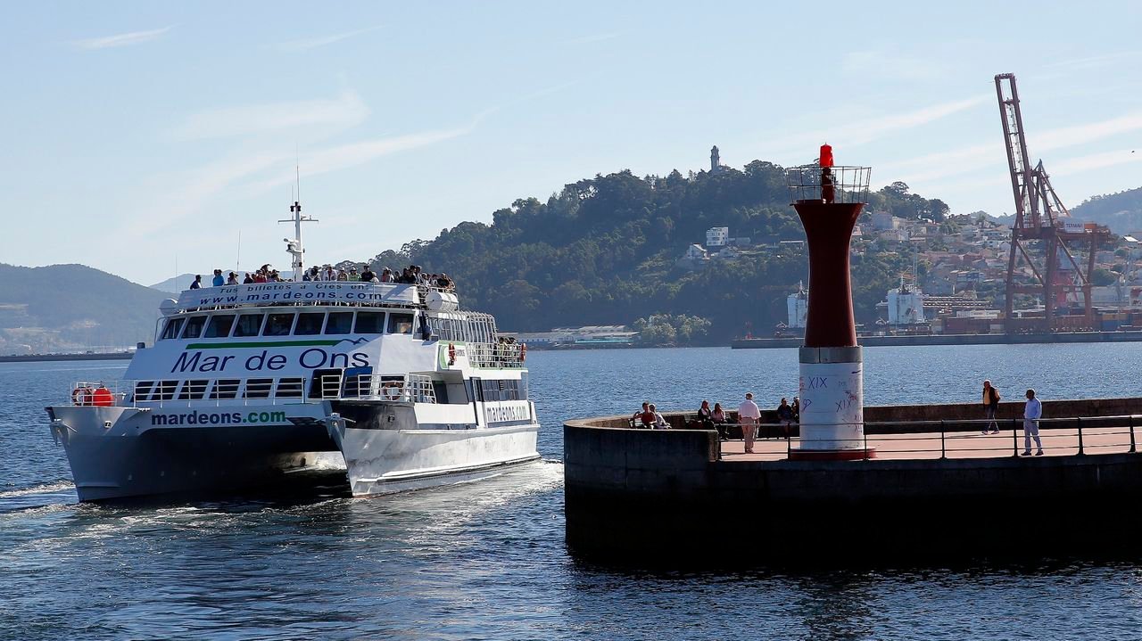 paseo en barco por la costa gallega