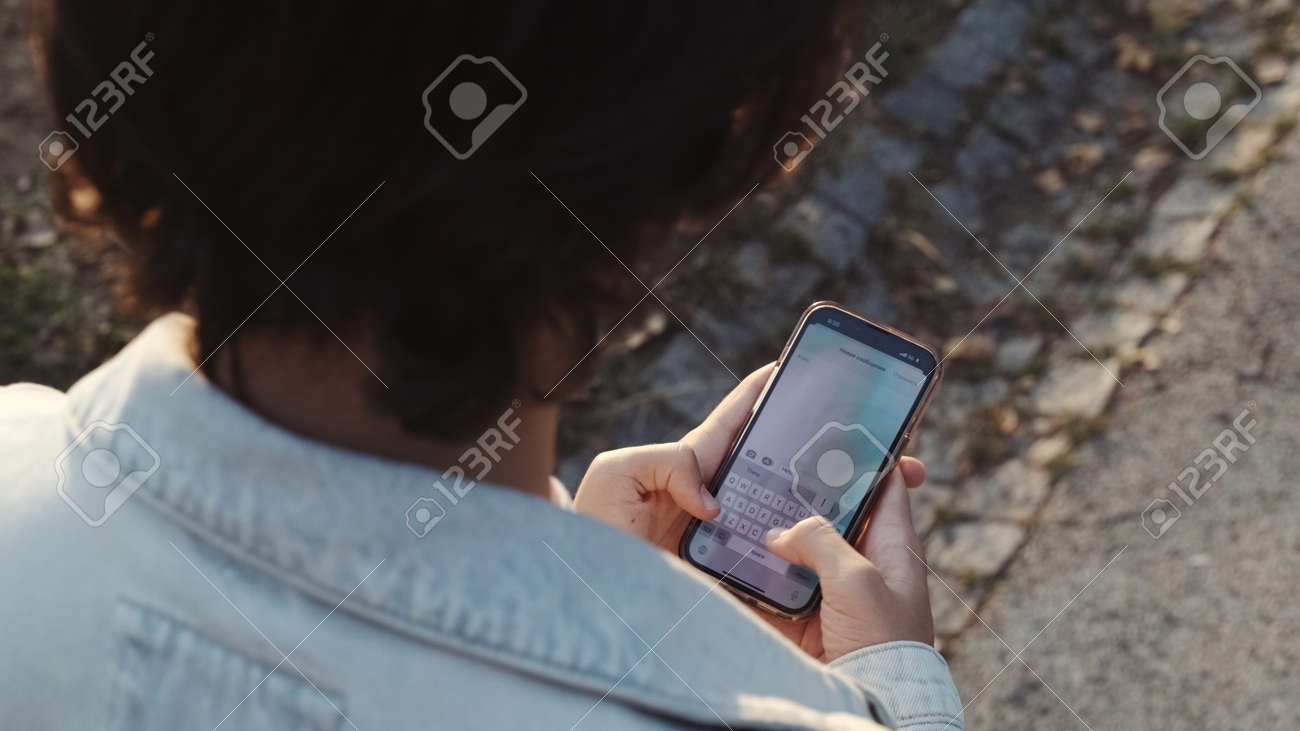 persona escribiendo en un dispositivo movil