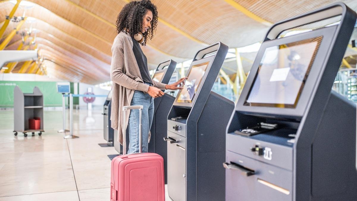 persona haciendo check in en el aeropuerto