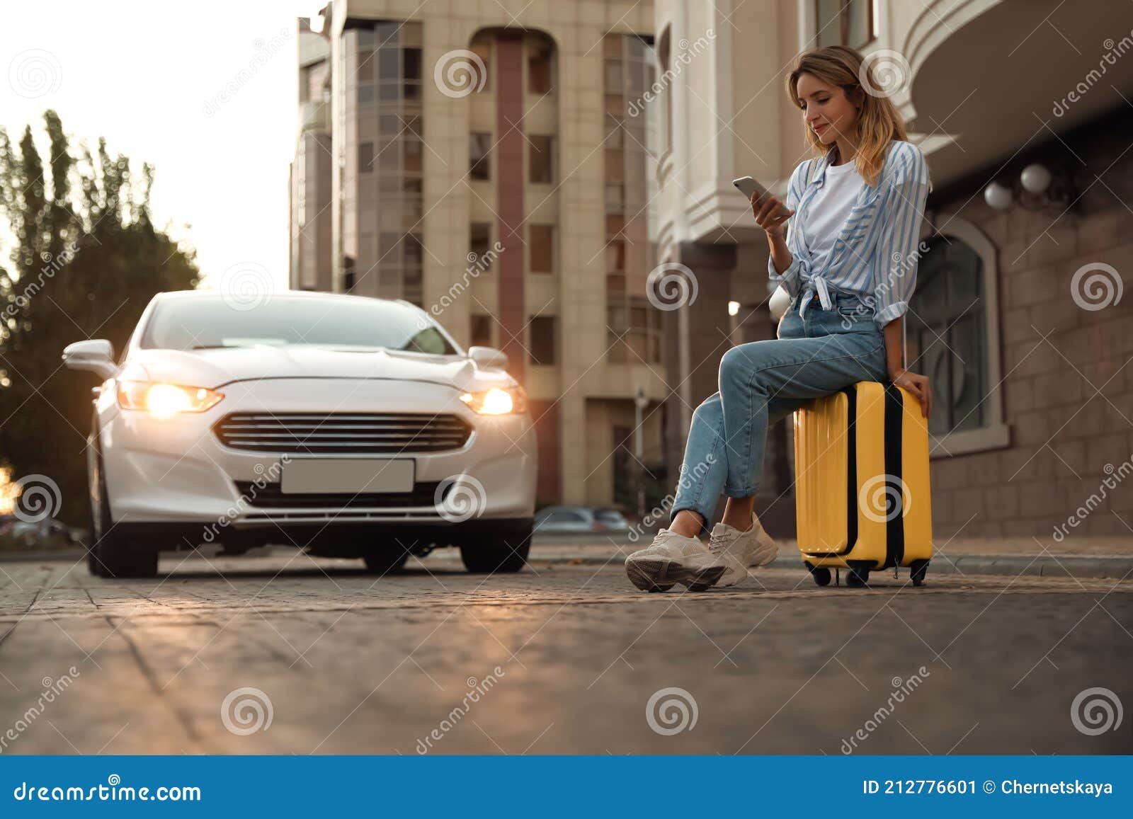 persona pidiendo un taxi con su telefono