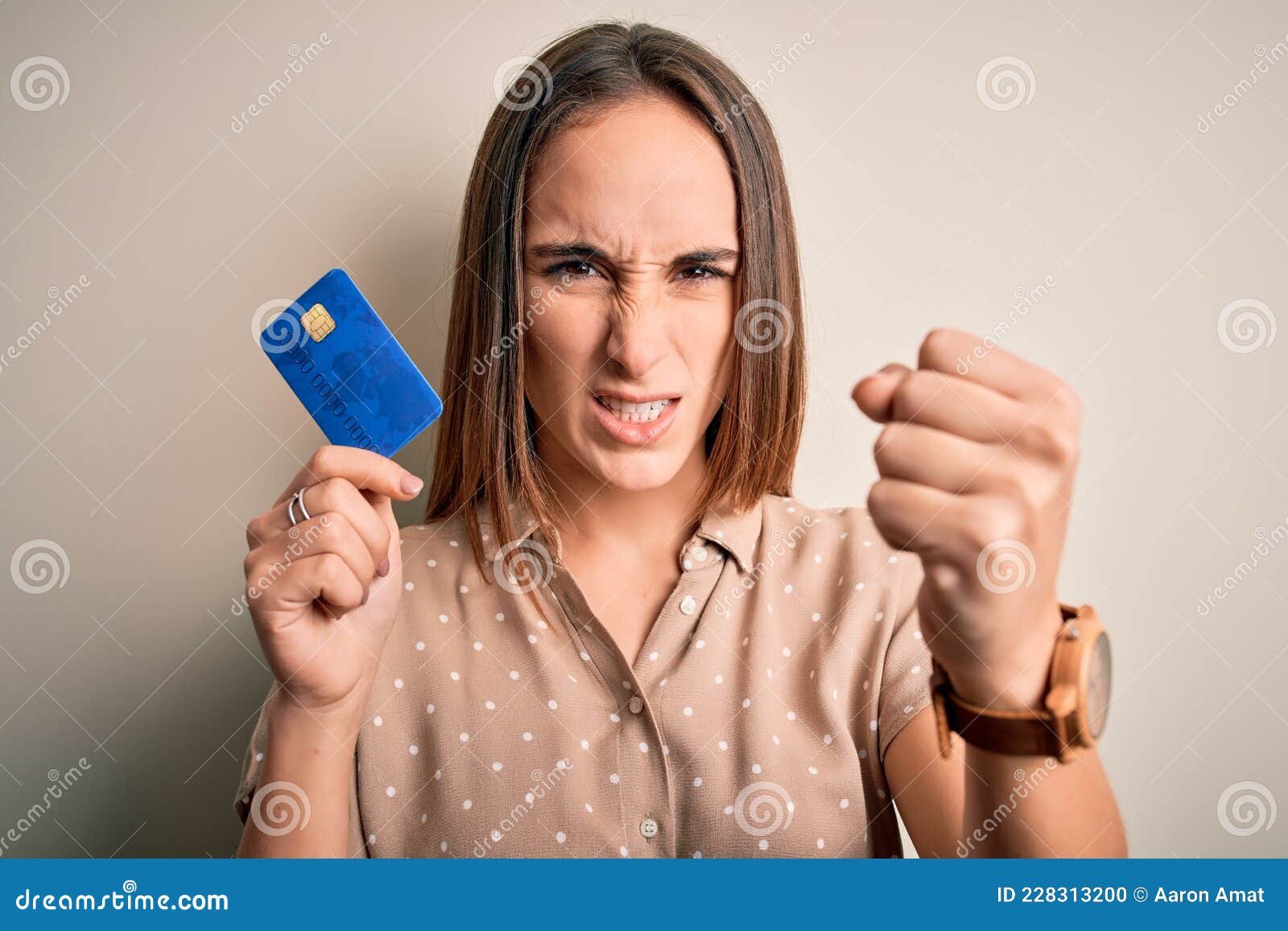 persona sorprendida revisando su tarjeta de credito