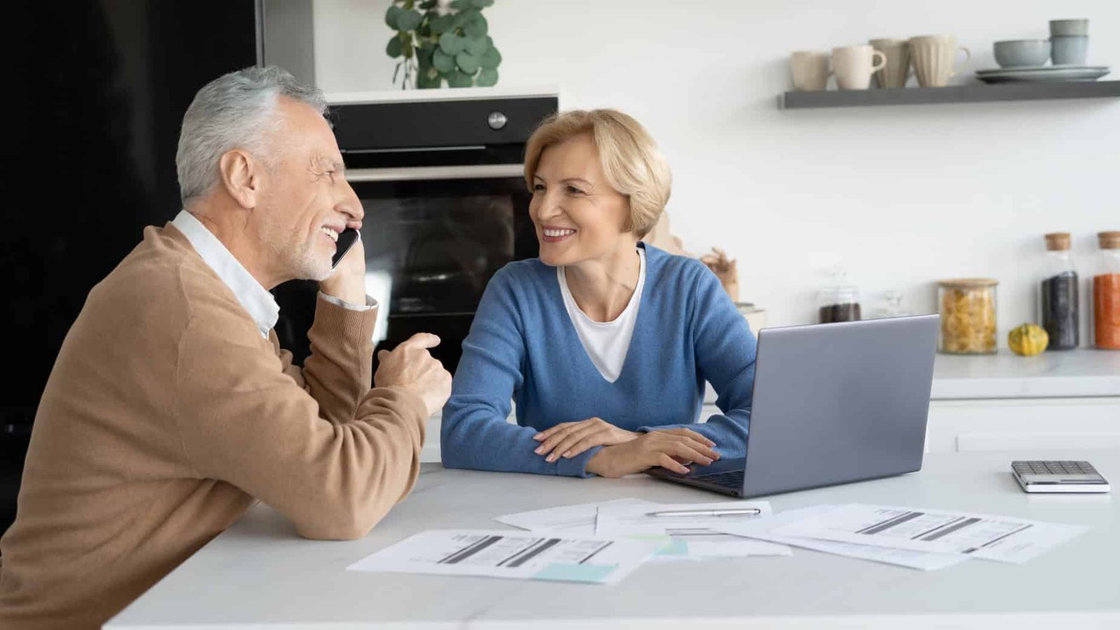 personas buscando informacion sobre pensiones