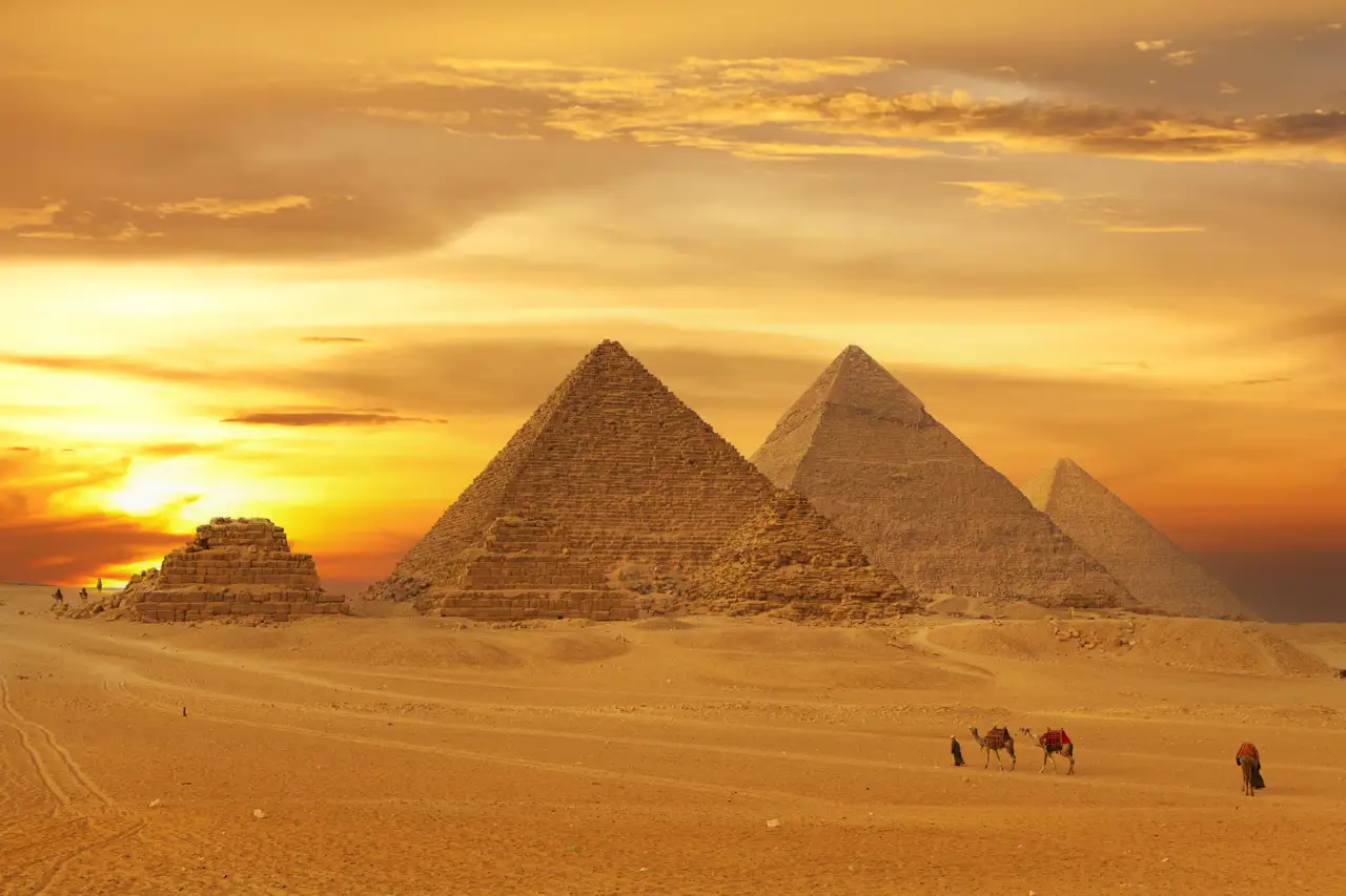 piramides de saqqara al atardecer