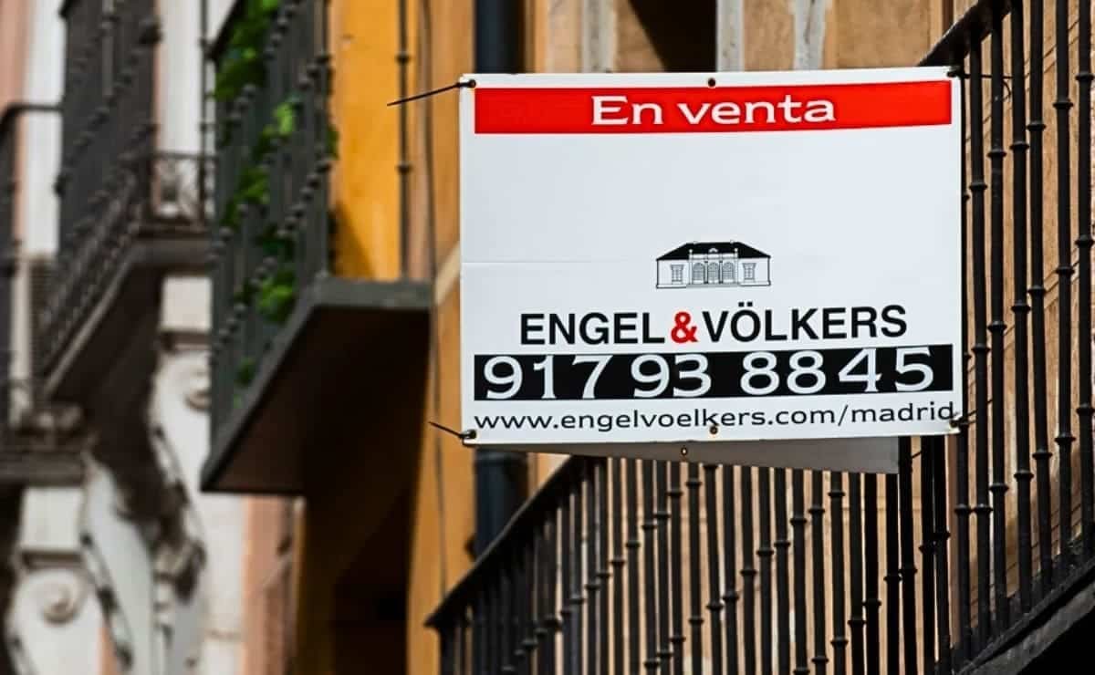 piso en venta con cartel de banco
