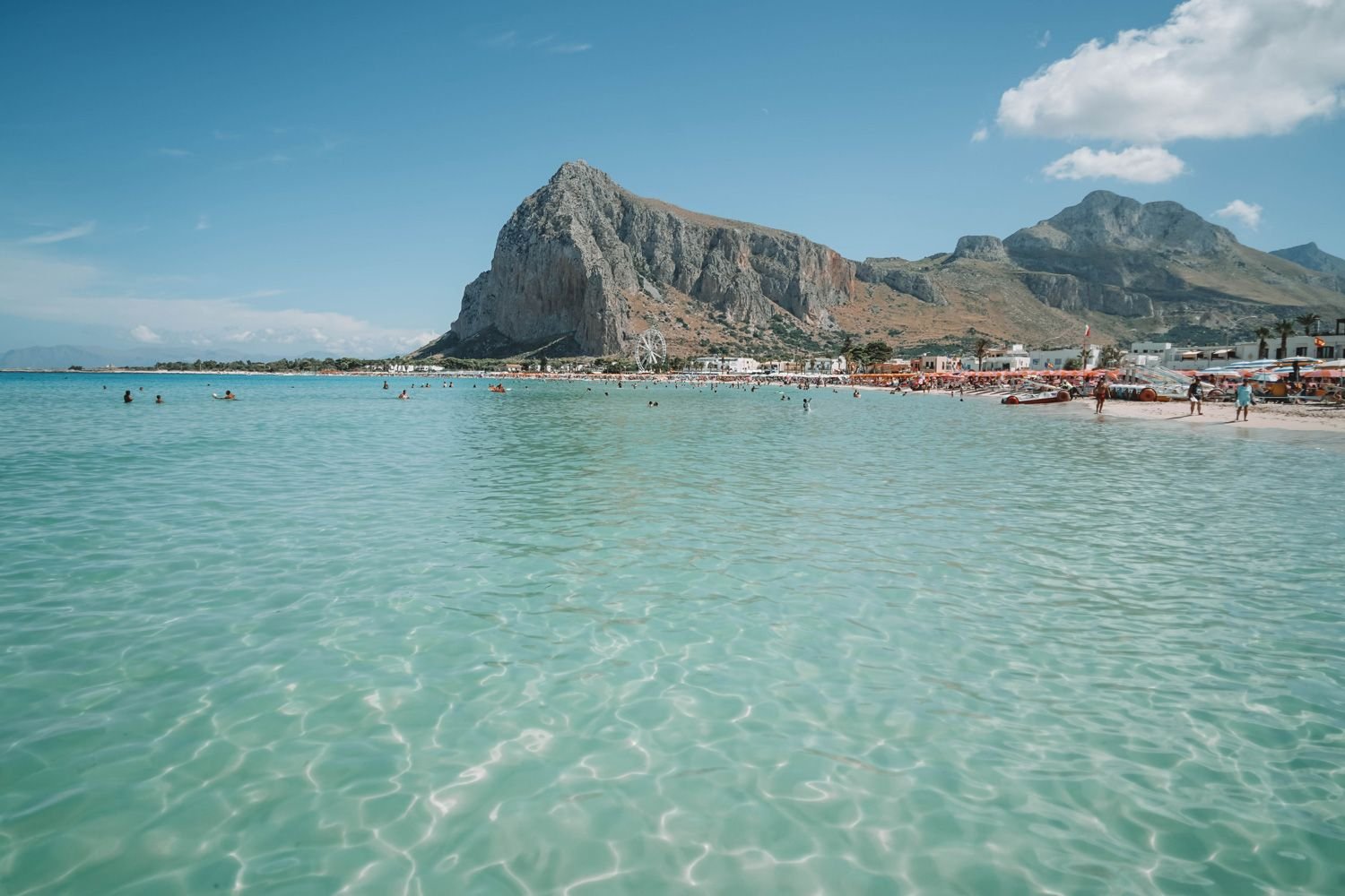 playa de aguas cristalinas en sicilia