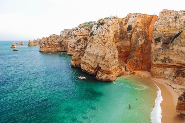 Dónde se encuentra la playa de Dona Ana en Portugal