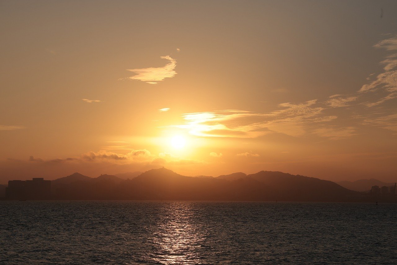 playa del cura al atardecer
