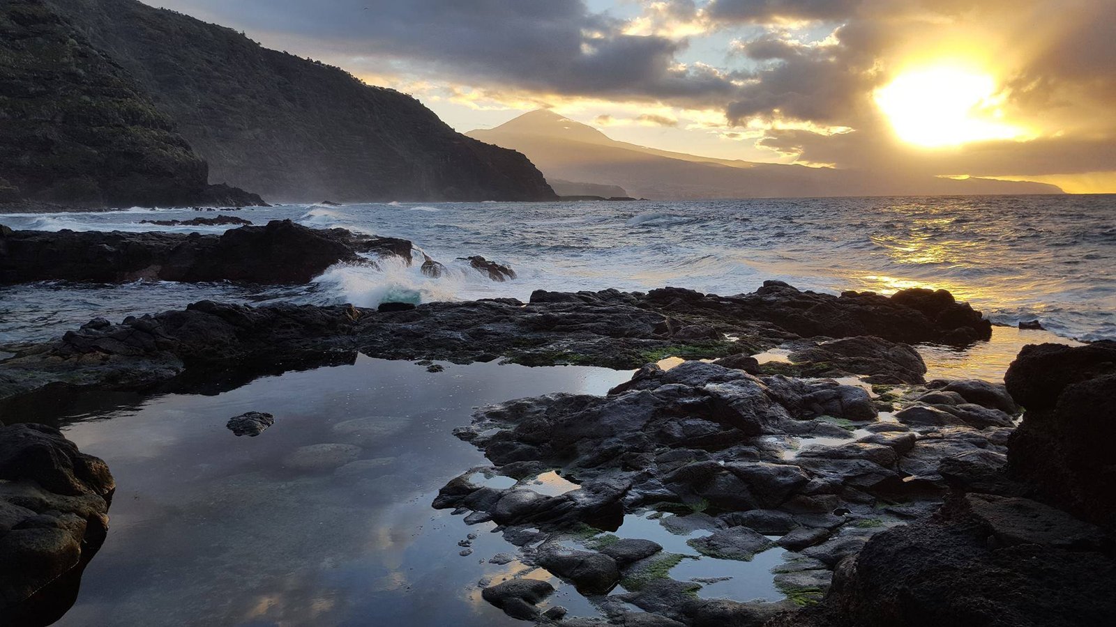 playa paradisiaca en canarias al atardecer