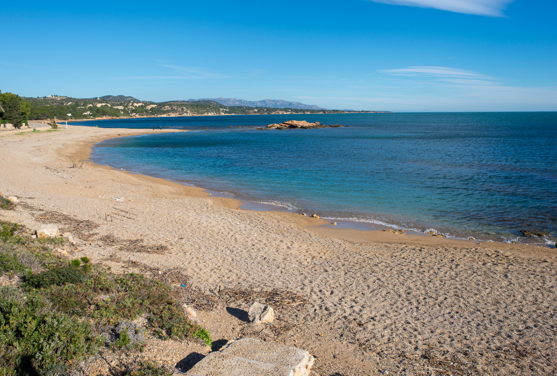 playa soleada de la costa dorada