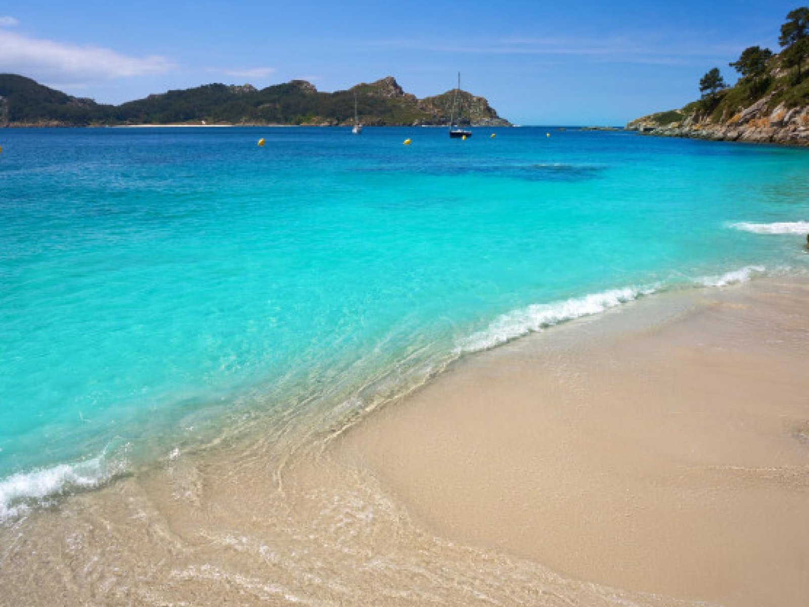 playa tranquila con aguas cristalinas 2