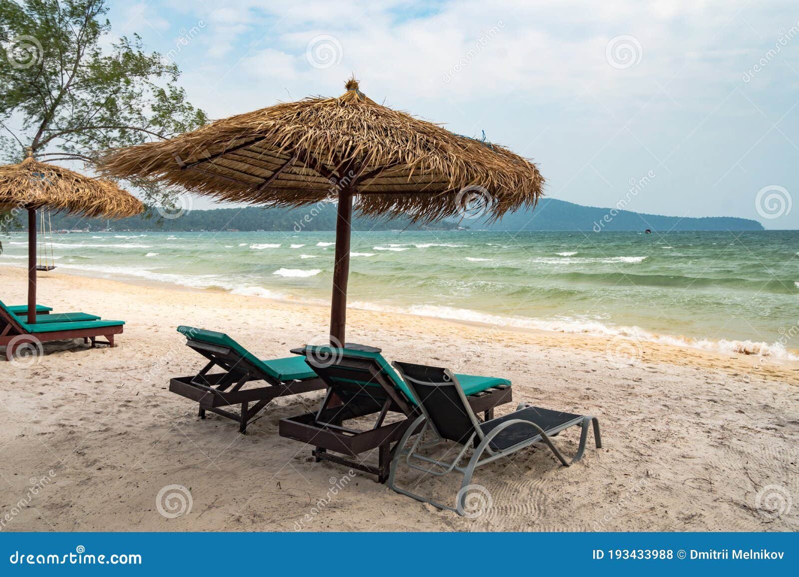 playa tranquila con mar y sombrillas