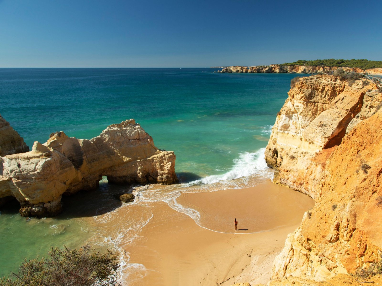 playas de portugal con arena dorada scaled