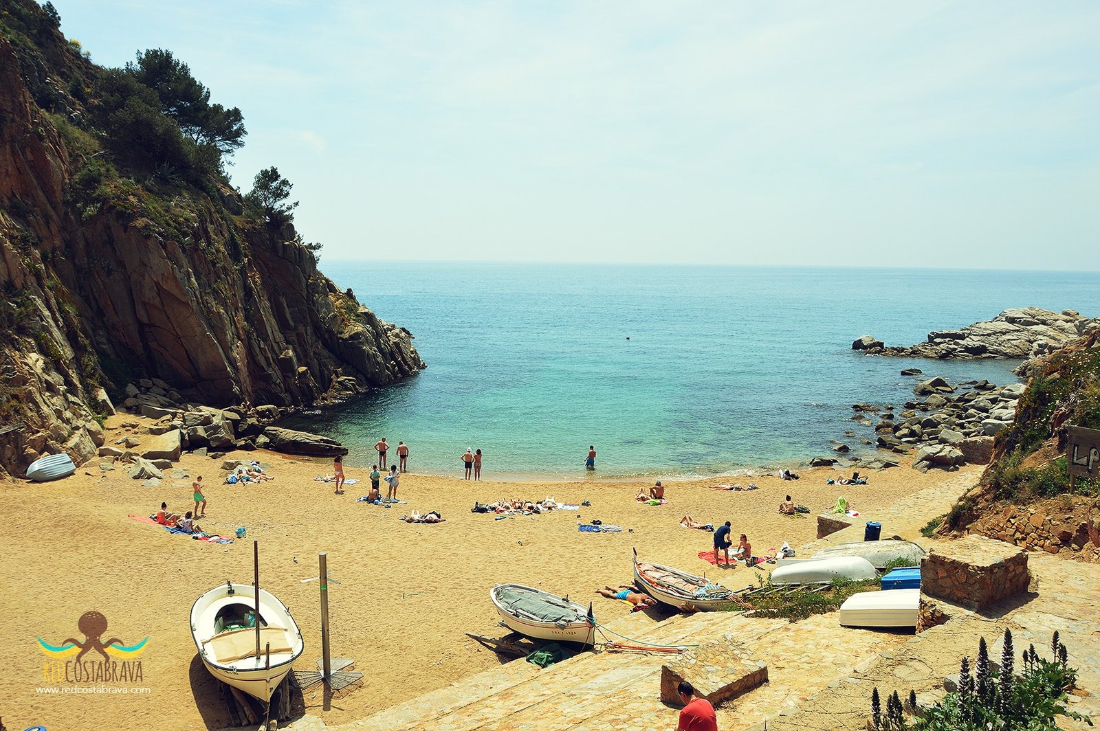 playas y acantilados de tossa de mar