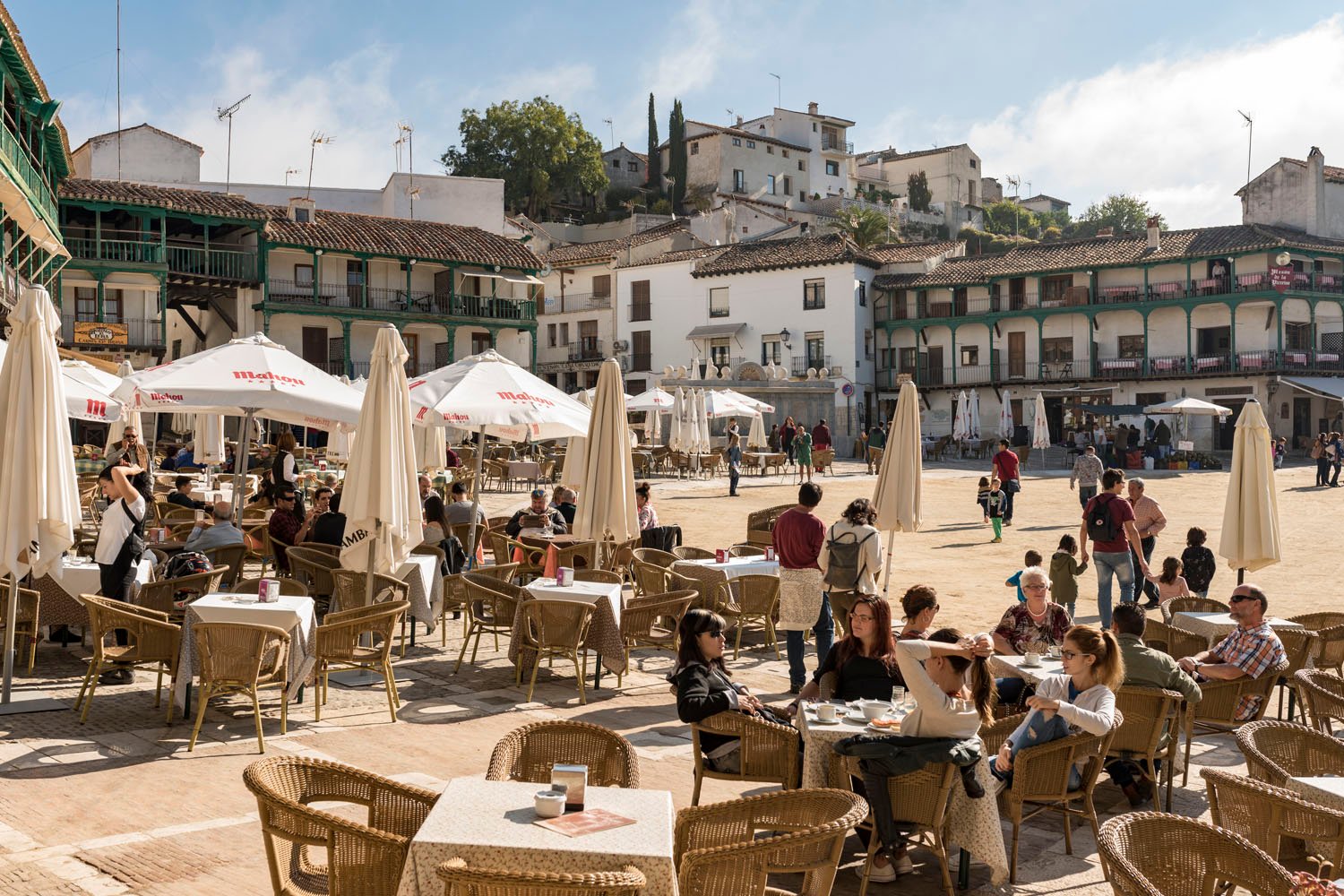 plaza mayor de chinchon con mesas al aire