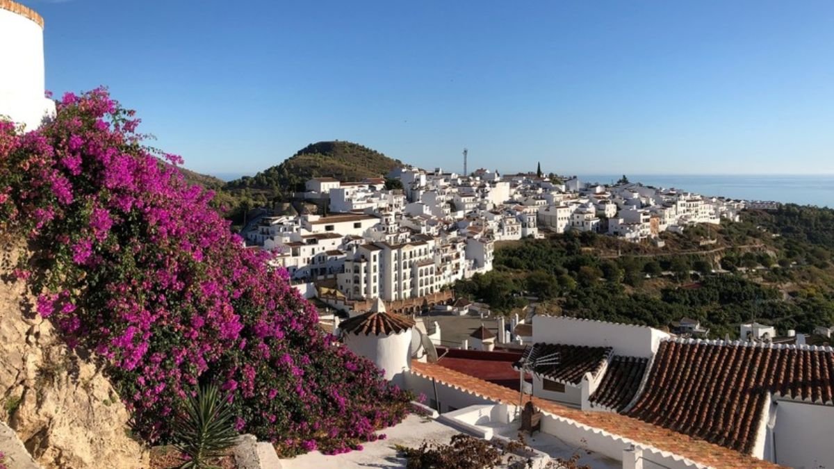 pueblo blanco andaluz con ceramica tipica
