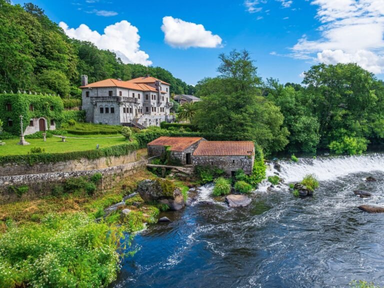 Cuáles son los pueblos más cercanos a Santiago de Compostela