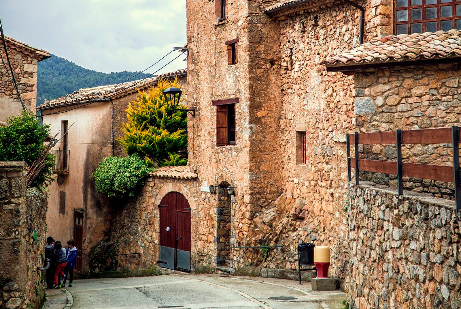 pueblo pintoresco cerca del monasterio