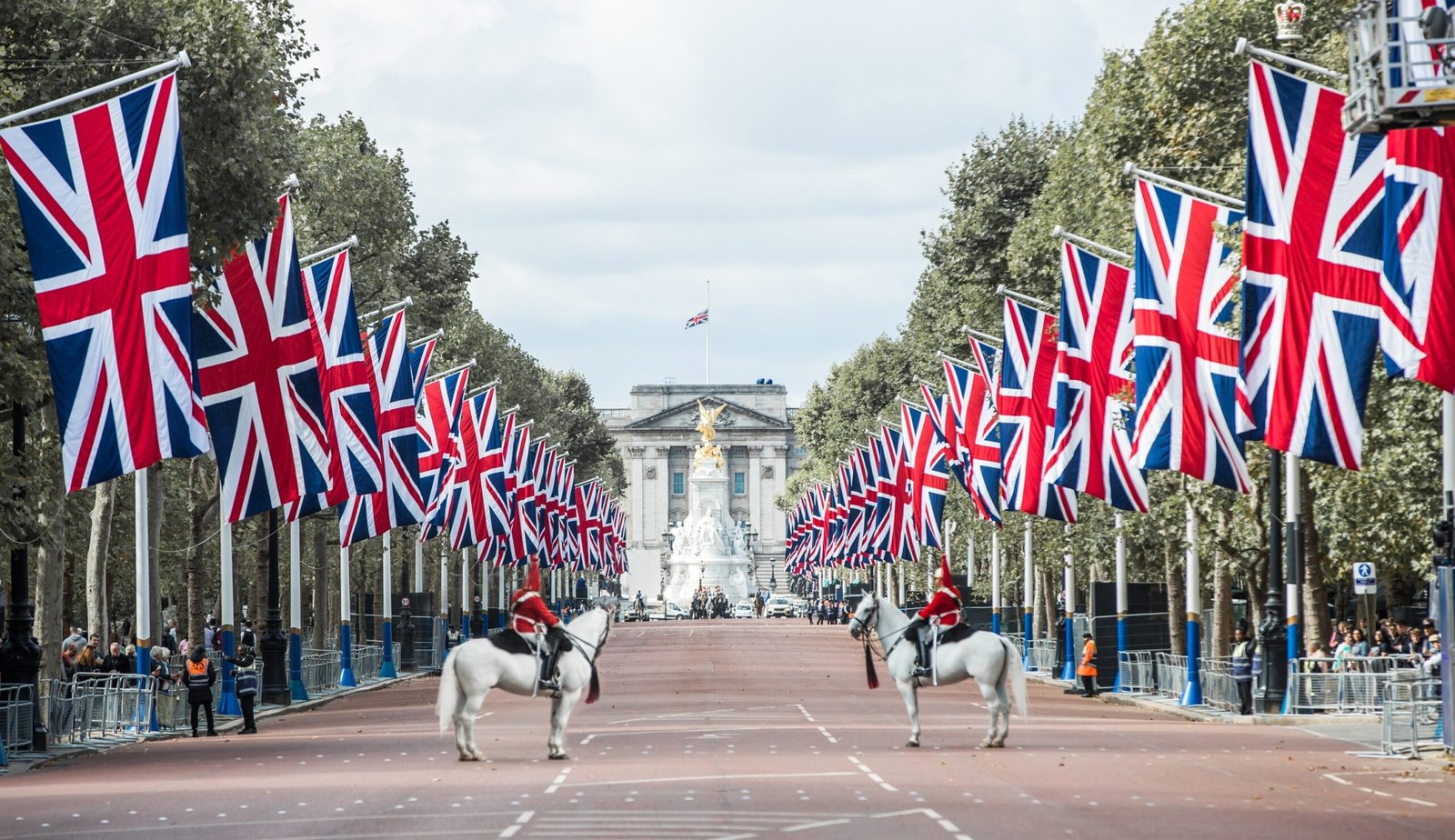 puente de londres con banderas espanolas scaled