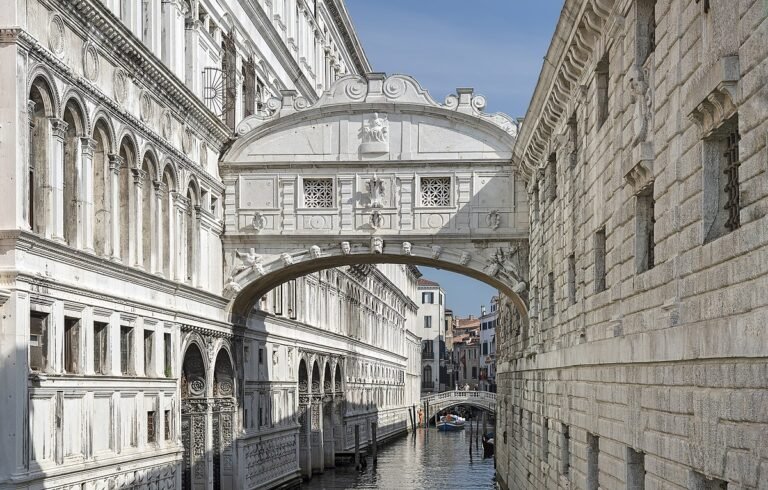 Dónde se encuentra el Puente de los Suspiros en Venecia