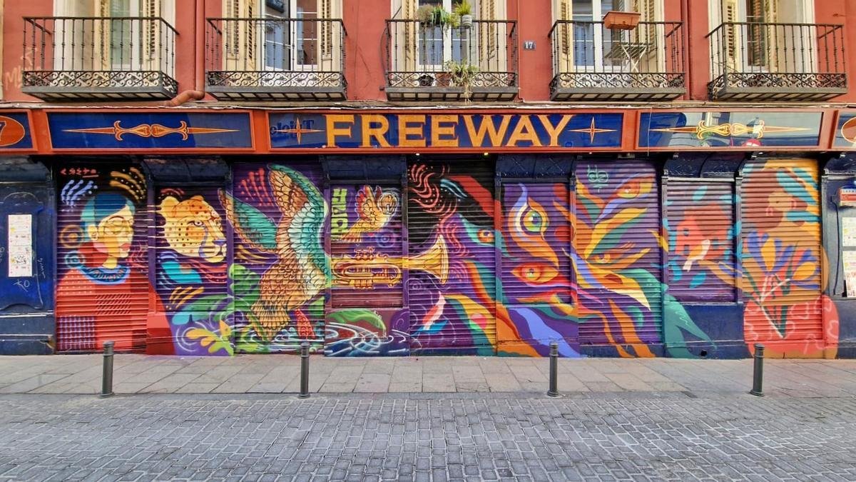 puerta colorida de malasana con arte urbano