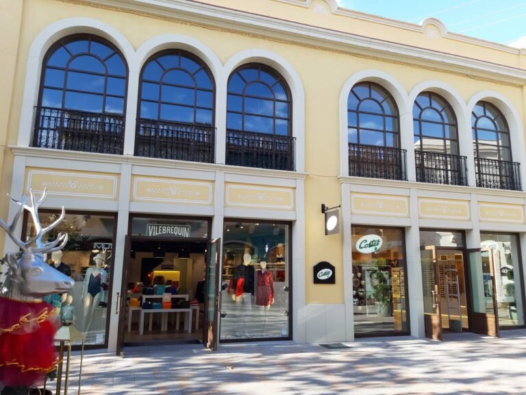 Dónde encontrar la tienda Michael Kors en La Roca Village