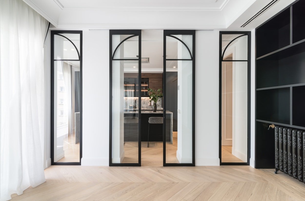 puertas modernas en una tienda de muebles