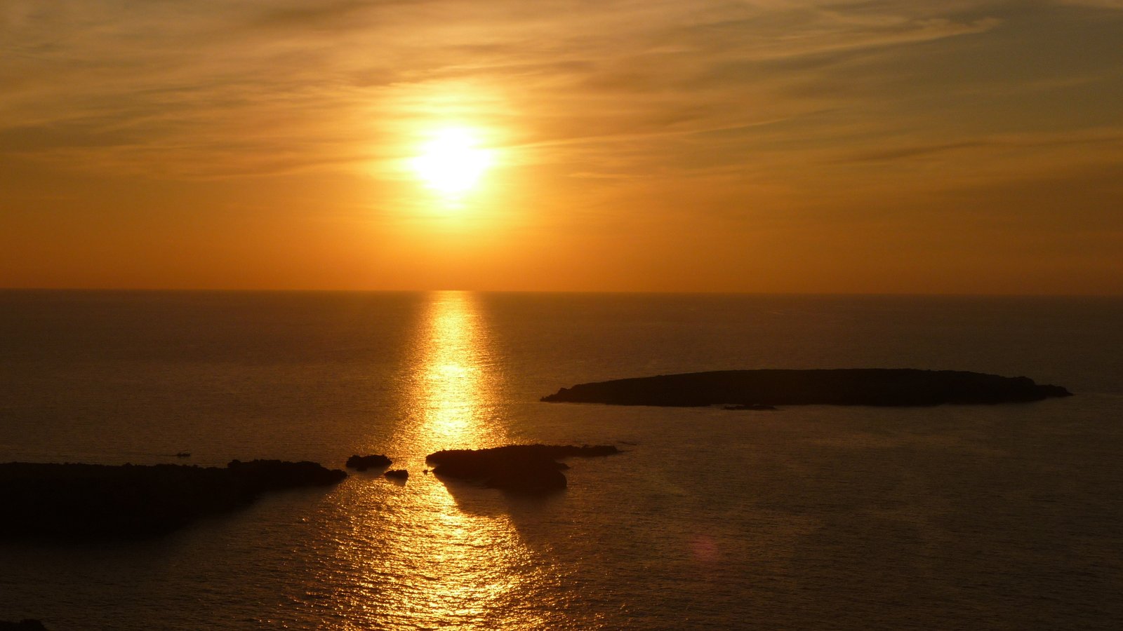 puesta de sol sobre el mar en menorca
