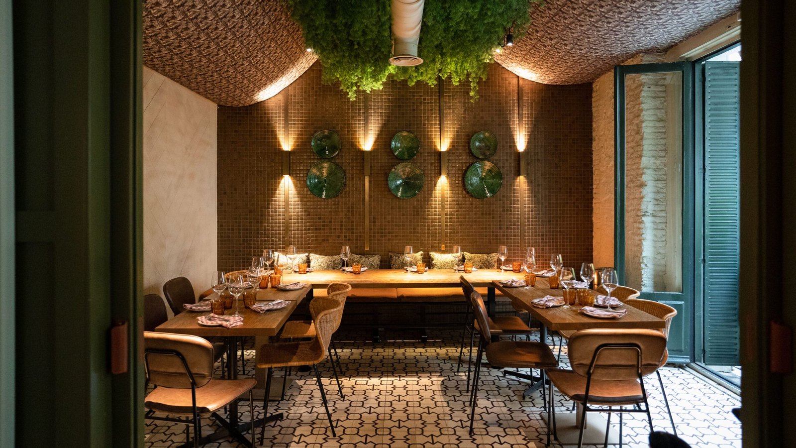 restaurante acogedor con iluminacion calida