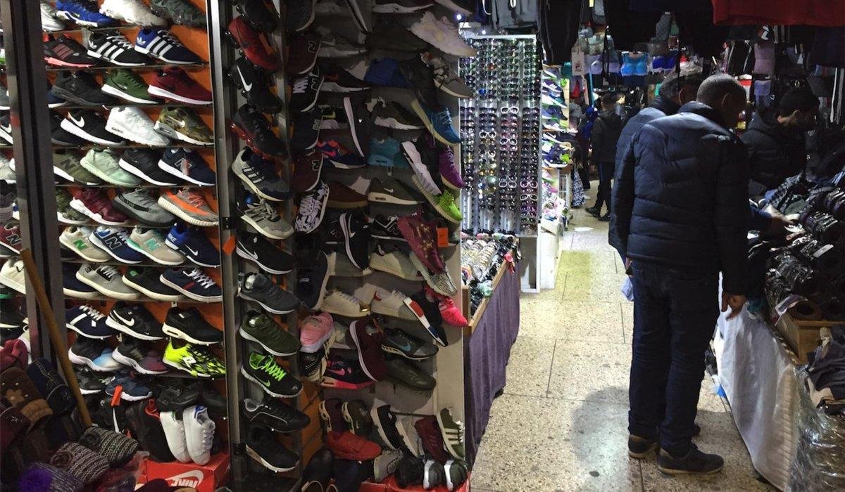 ropa de marca en un mercado marroqui