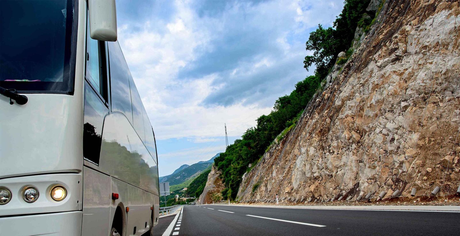 ruta de autobus en carretera al mar scaled