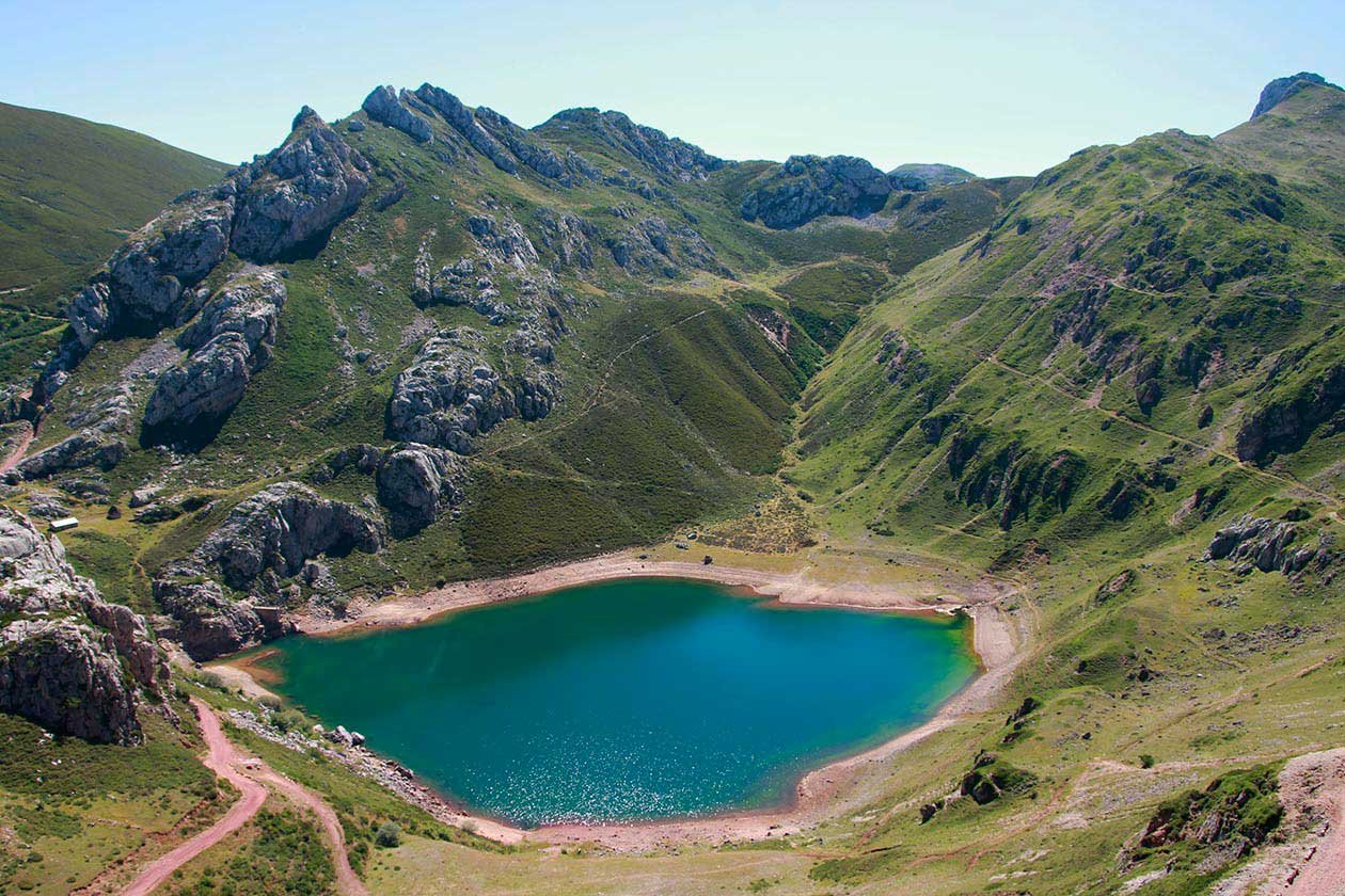 ruta montanosa hacia los lagos de covadonga