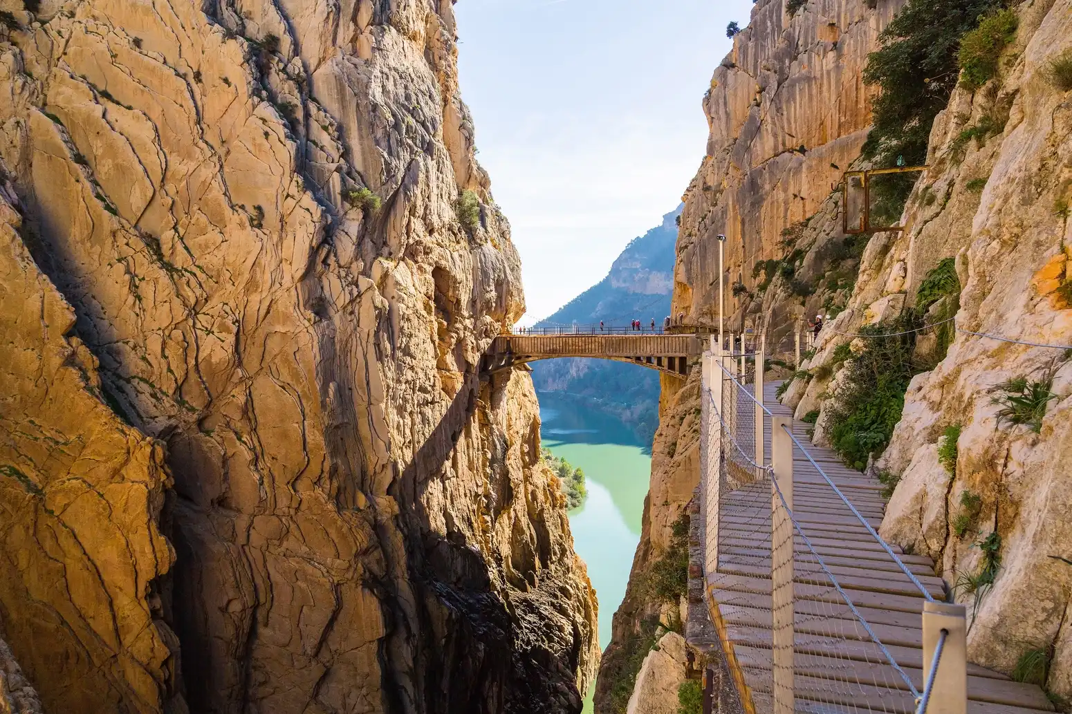 sendero del caminito del rey en paisaje natural