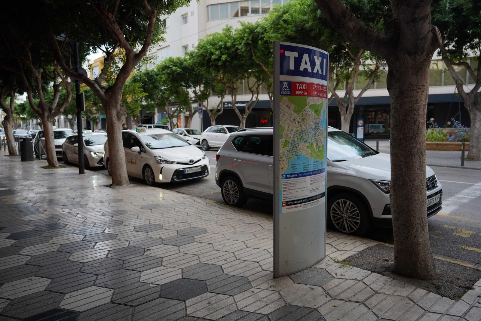 taxi esperando en una calle de sant antoni