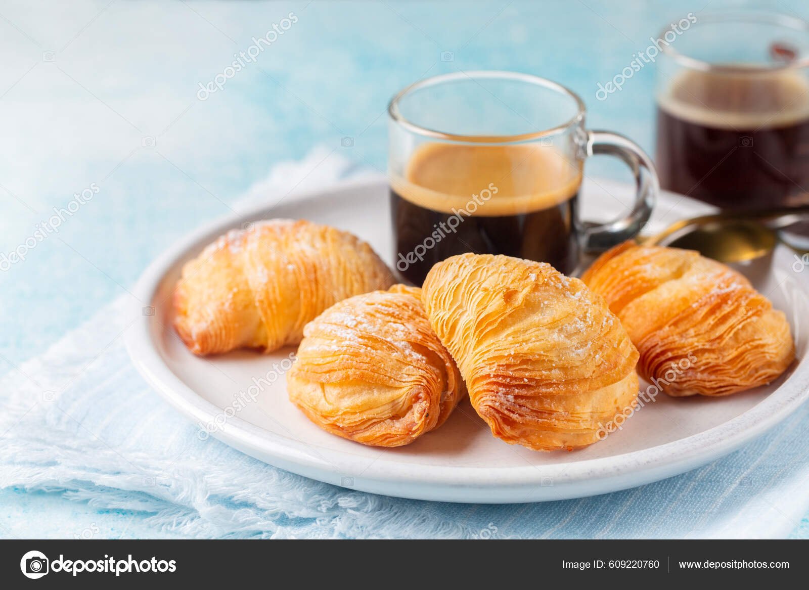 taza de cafe con pasteleria napolitana