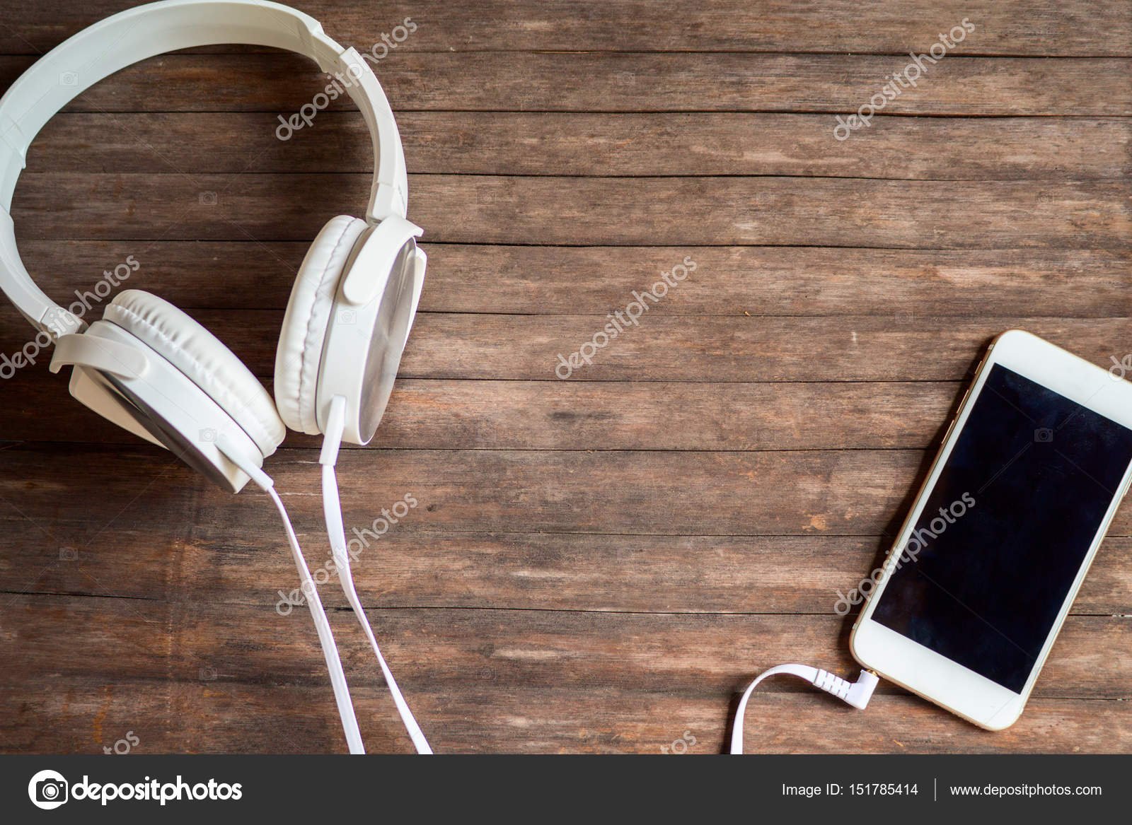 telefono antiguo con auriculares en una mesa