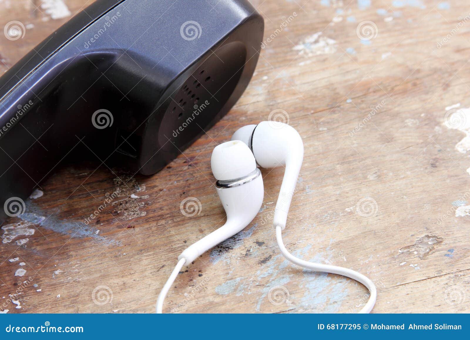 telefono antiguo con auriculares sobre el