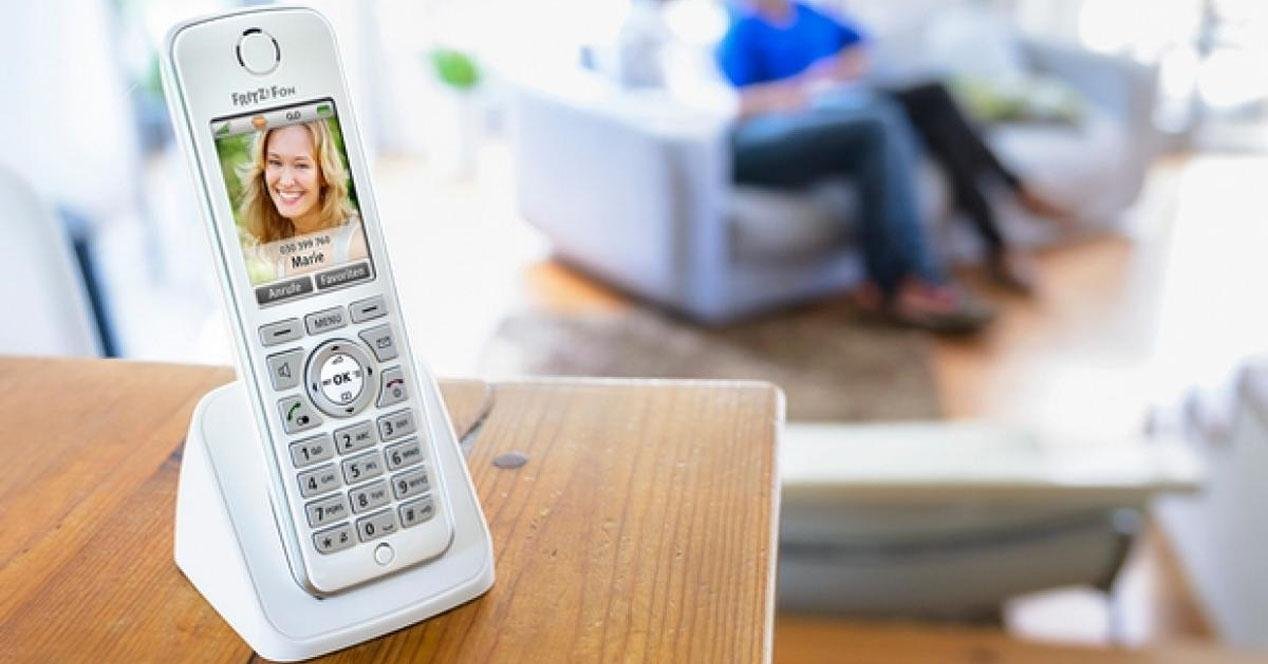 telefono fijo y movil juntos en mesa