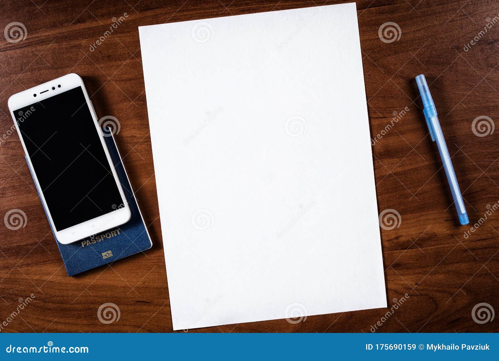 telefono y pasaporte sobre una mesa