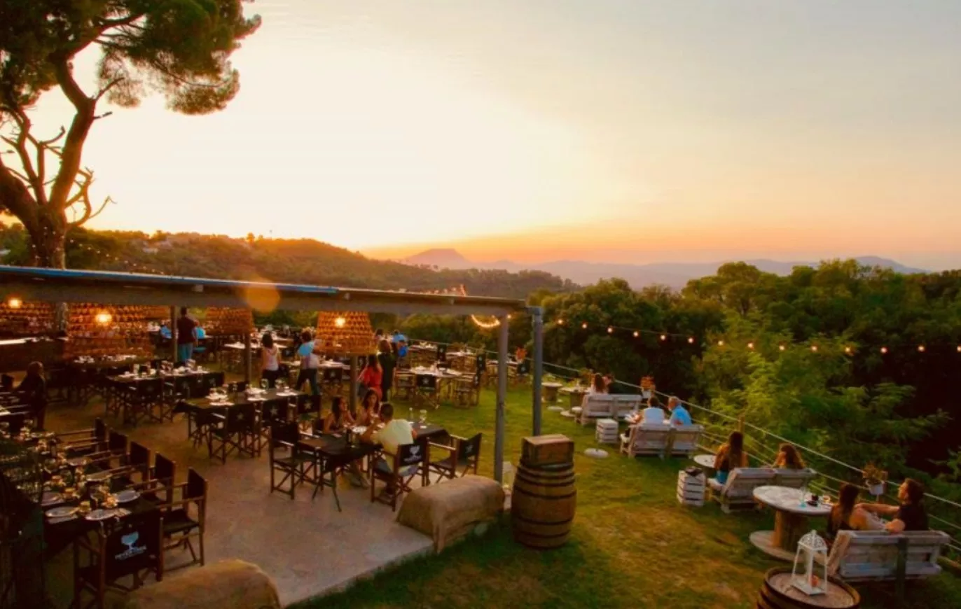 terraza de restaurante con vistas naturales